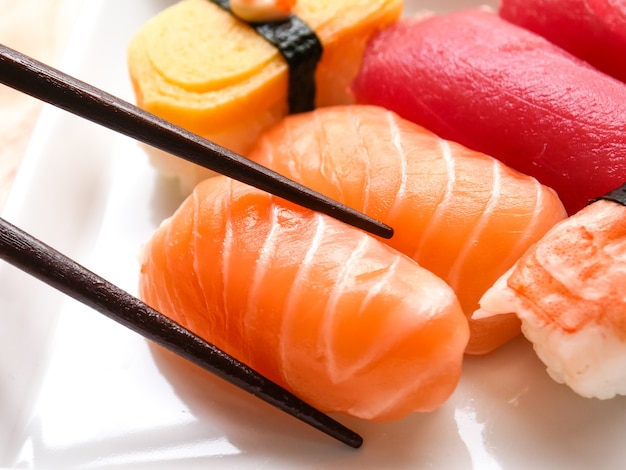 Photo japanese food salmon and tuna sushi delicious