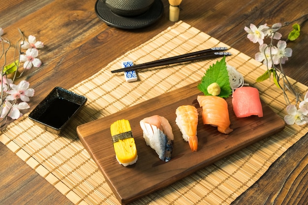 Set di sushi giapponese sashimi cibo