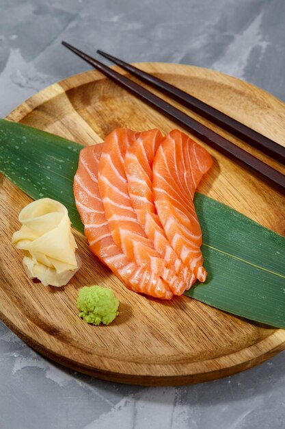일본 음식 스타일 대나무 잎에 연어 조각의 상위 뷰 연어 사시미는 일본 전통 선택적 초점 생선 조각 상위 뷰