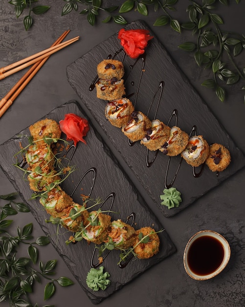 Foto cibo giapponese. sushi e panini. set dal rotolo. bella porzione di cucina asiatica