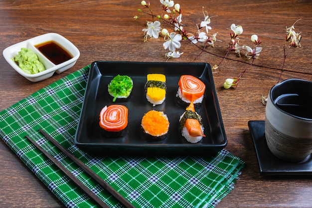 日本食、テーブルの上の寿司