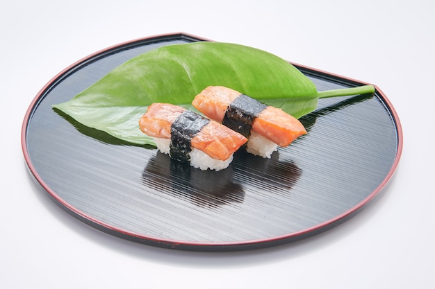 写真 日本の食べ物白い背景の上のシーフードと寿司