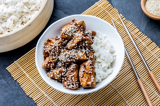 Foto cibo giapponese con pollo teriyaki e riso