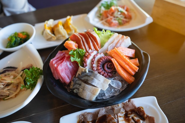 일본 음식 사시미, 사시미 세트. 연어, 와사비, 생선. 음식 레스토랑 개념입니다.