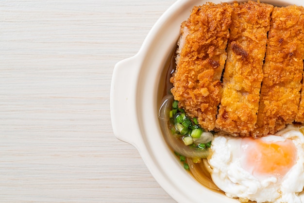 オニオンスープと卵を添えた日本の揚げ豚カツ丼-アジア料理スタイル