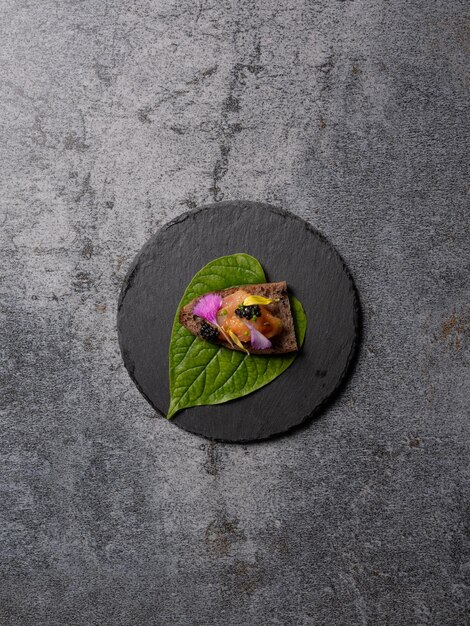 Photo japanese fusion dish on concrete