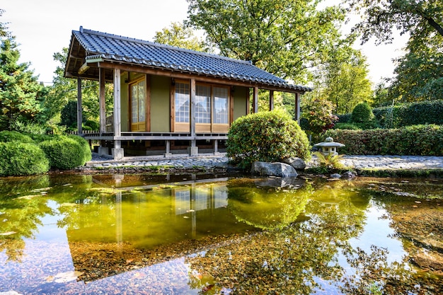 初秋の日本家屋の日本庭園植物公園