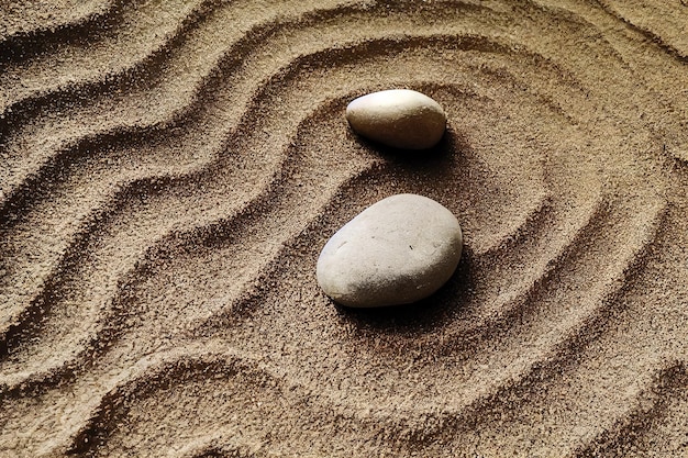 모래 위에 돌이 있는 일본 정원 전통