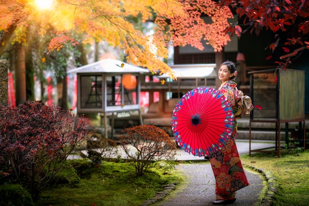 Фото Японская девушка гуляет в храме