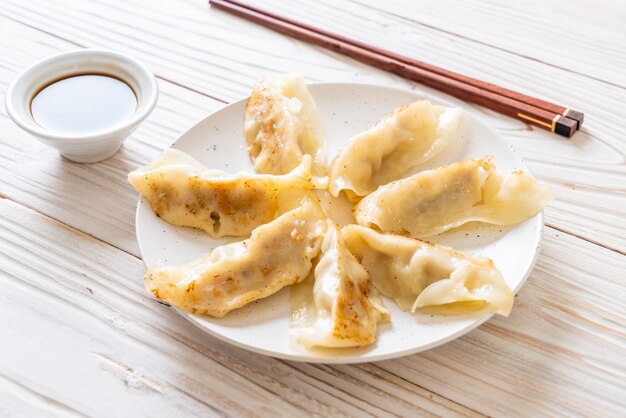 日本の餃子や餃子のスナック