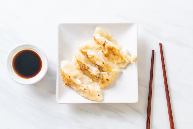 日本の餃子や餃子のスナック