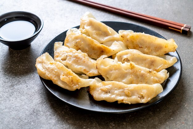 Photo japanese gyoza or dumplings snack