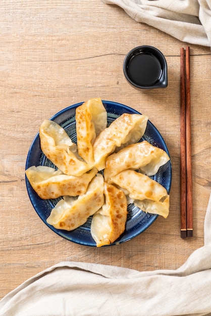 Foto gyoza giapponese o spuntino di gnocchi