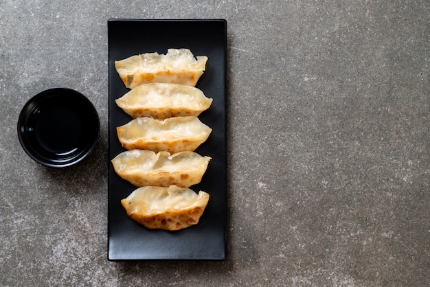 Foto gyoza giapponese o spuntino di gnocchi