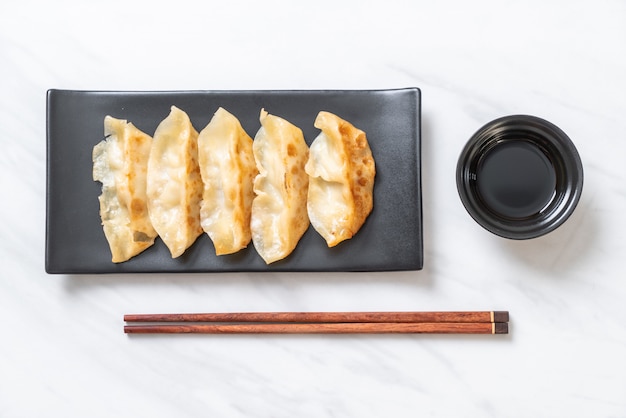 Foto gyoza giapponese o spuntino di gnocchi