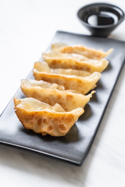 Foto gyoza giapponese o spuntino con gnocchi