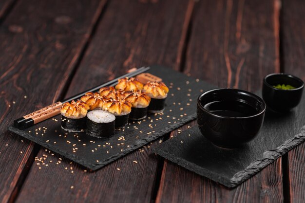 Photo japanese hot maki roll sushi with shrimp - asian food concept