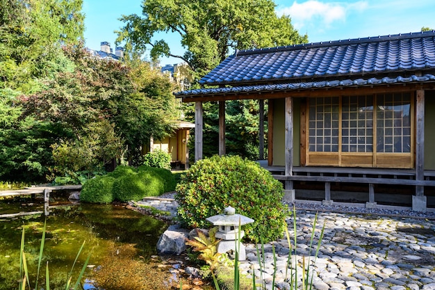 Японский дом Ботанический парк Японского сада ранней осенью Солнечный осенний день