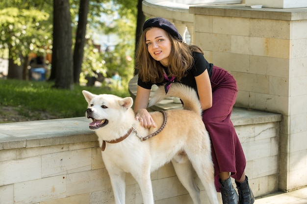 日本の狩猟犬の品種kisyu、白い犬の美しい肖像画をクローズアップ