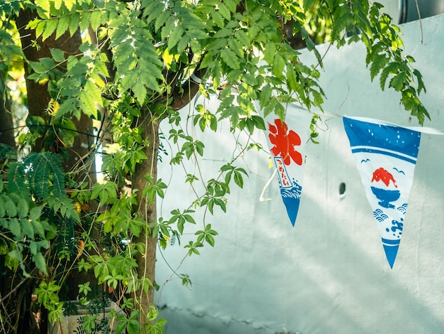 写真 暖かい日差しのある木立にある日本のアイスクリームショップの旗