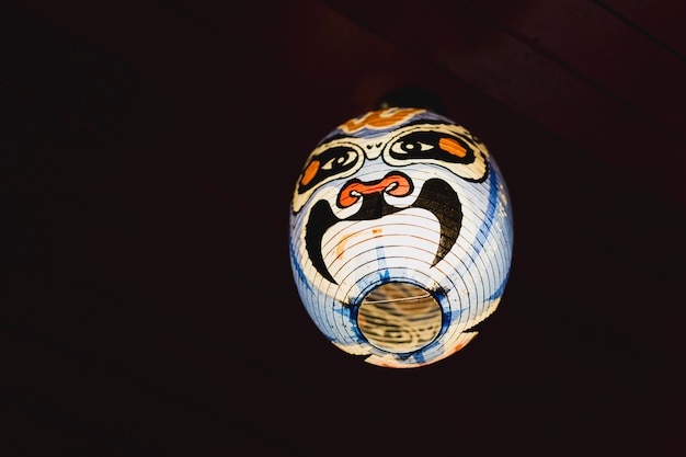 일본 가부키 NOH 어두운 배경의 마스크 램프