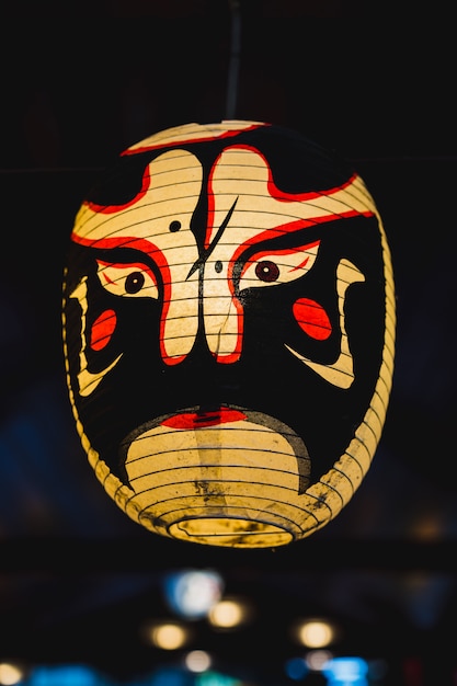 Foto kabuki giapponese noh maschera lampada a sfondo scuro