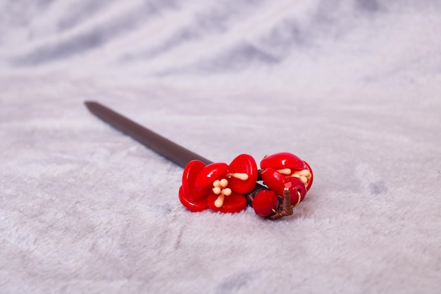 写真 灰色の背景に日本のかんざしヘアクリップ