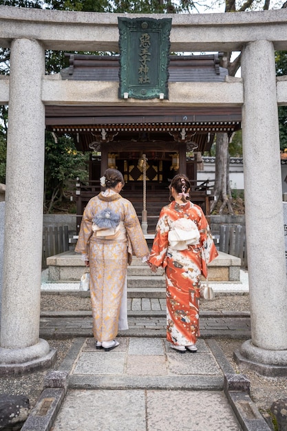 写真 日本のキモノ ポートレート バックビュー 写真 京都 日本の伝統的な神社 トリイ