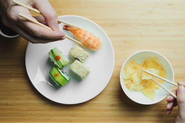 Японская кухня. Набор японских суши и роллов. Пищевые палочки.