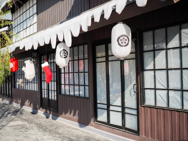 사진 일식 레스토랑 앞에 걸려 있는 일본식 랜턴 랜턴에 있는 일본어 텍스트는 스시 일식입니다.
