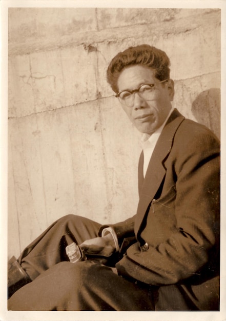 Photo a japanese man in suits sitting down in 60s