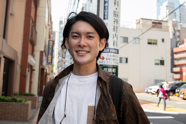 Photo japanese man walking outdoors