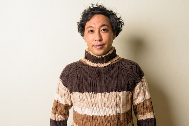 Фото Японец с вьющимися волосами готов к зиме в помещении