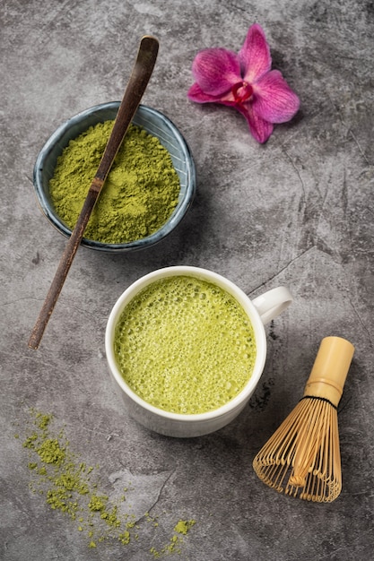 Photo japanese matcha green tea powder, bamboo spoon and whisk,