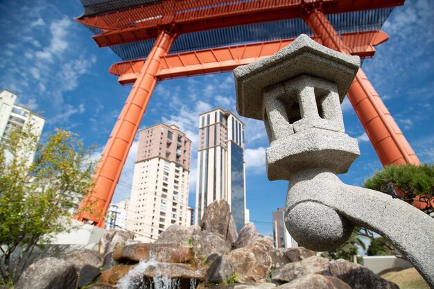 Il monumento giapponese ha due colonne che rappresentano le fondamenta che reggono il cielo