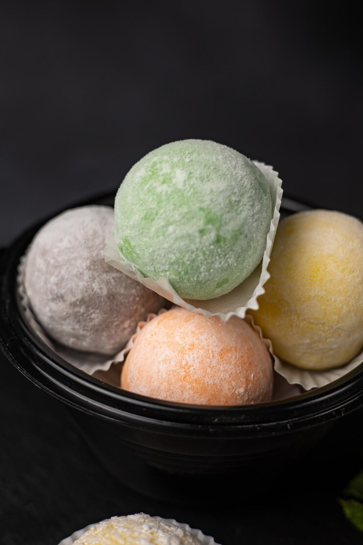 Photo japanese national dessert mochi on a dark background