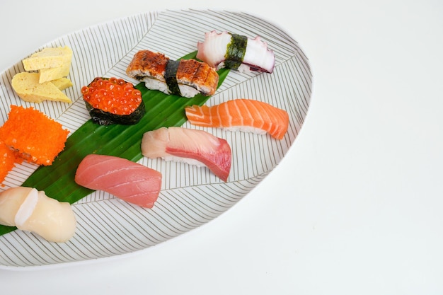 Photo japanese nigiri sushi set of traditional food on white plate