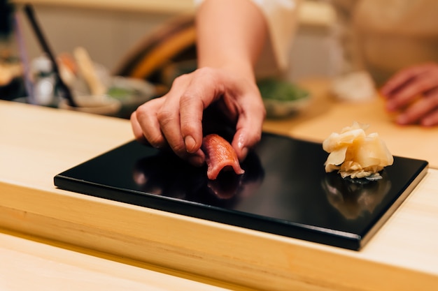 Японское блюдо омакасе: суши чуторо (средний жирный синий тунец) подается вручную