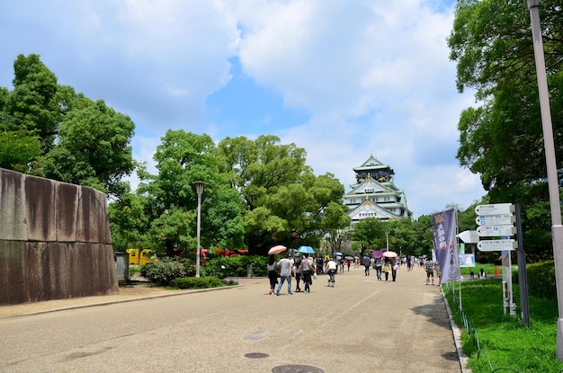 2015年7月10日、大阪城内を歩いている日本人と旅行者の外国人が関西地方の大阪城を訪れます。