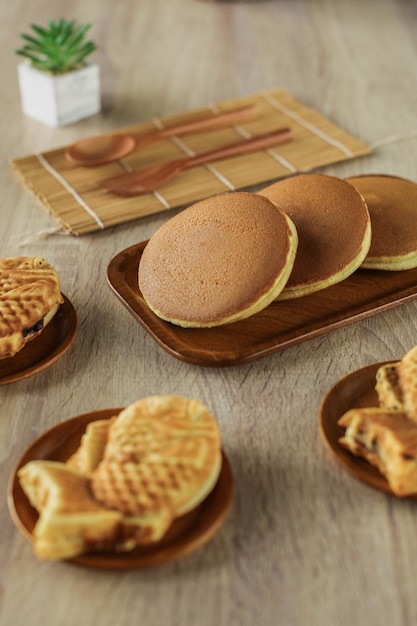 Il dessert popolare giapponese taiyaki e dorayaki è servito su un piatto di legno