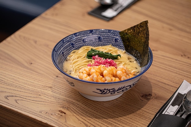 日本のラーメンヌードルスープとエビ