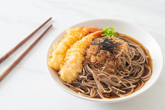 Японская лапша рамэн с креветками темпура - азиатский стиль еды