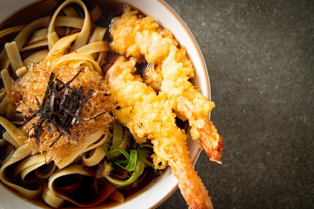 Spaghetti di ramen giapponesi con tempura di gamberi - stile di cibo asiatico