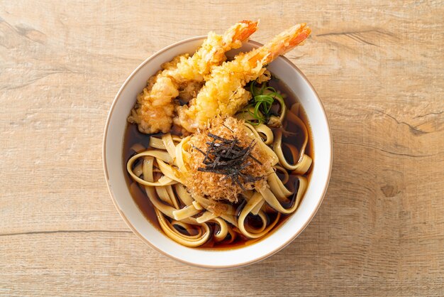 Spaghetti di ramen giapponesi con tempura di gamberi - stile di cibo asiatico