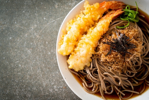 Spaghetti di ramen giapponesi con tempura di gamberi - stile di cibo asiatico