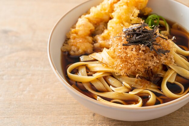 Ramen giapponesi con tempura di gamberi - cucina asiatica