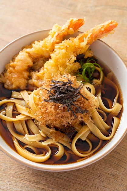 Японская лапша рамэн с креветками темпура - азиатский стиль еды