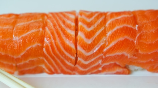 Photo japanese red fish salmon rolls are in a white package