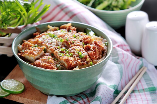 緑のボウルに日本の丼料理チキンカツ丼