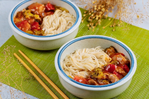 ボウルに野菜炒めと日本の米麺。